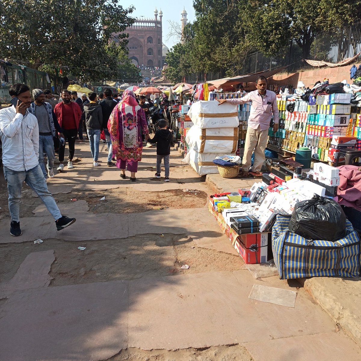 RWA_Federation's tweet photo. @dillianjuman @msisodia @ArvindKejriwal Once there was a fountain between Mazar of Abul Kalam Azad and Urdu Park that now encroached by illegal hawkers despite the board clearly says of contempt of Hon'ble High Court if encroached. Petition filed by @SuhailAK67 but NO ACTION TAKEN @CMODelhi  @ParladSawhney #Ward75 https://t.co/illYv58NO2