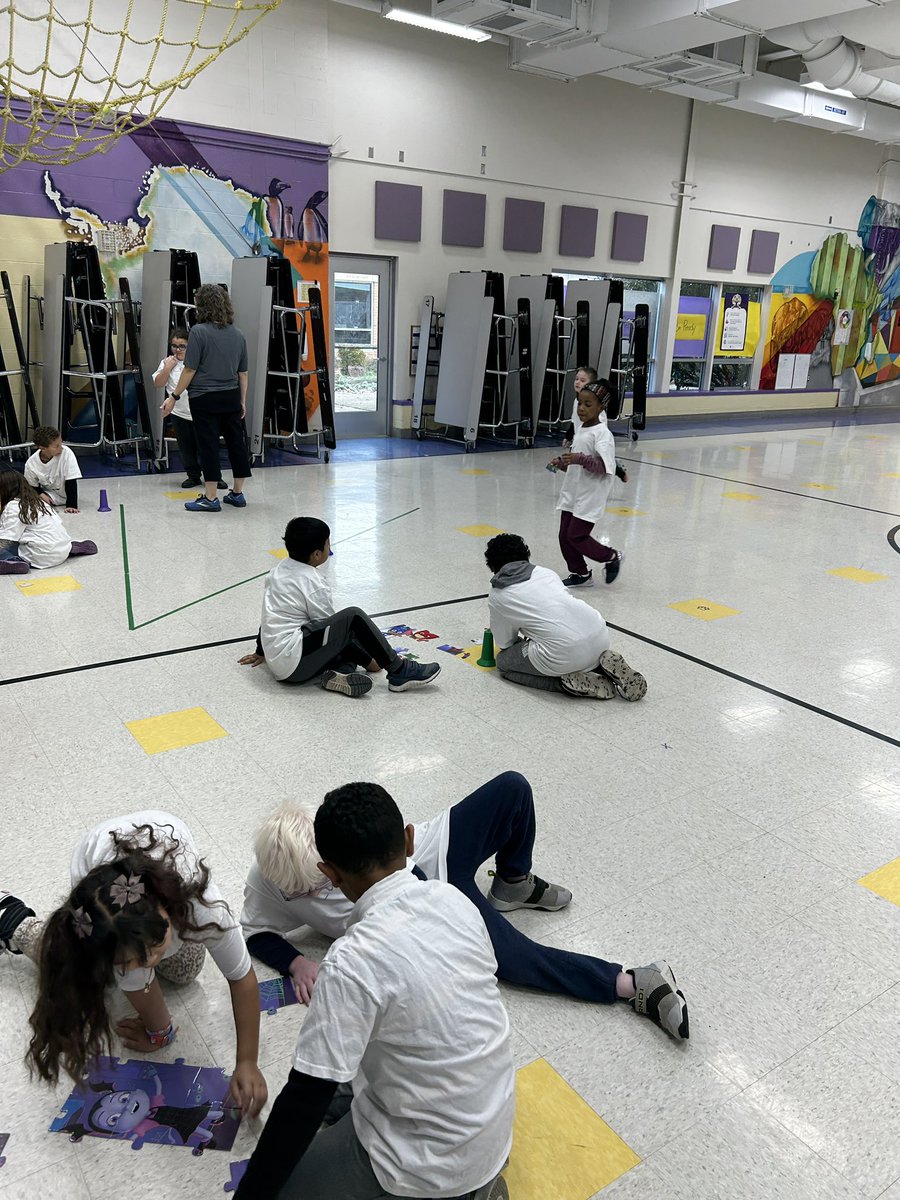 latalia13's tweet photo. @AmyGoch is amazing! PE students had a puzzle relay! It was awesome to see the kids working as a team!! #MillsSTEAMLeaders #HerbertMills #ReynSchools https://t.co/GBern2lI88