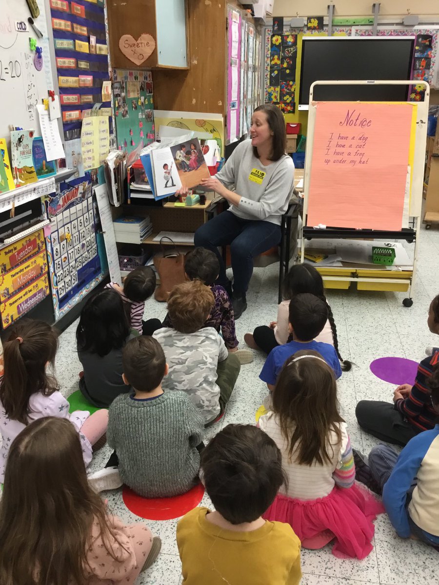 Guest reader this morning in Kindergarten ⁦@PS10Brooklyn⁩! #ps10bk