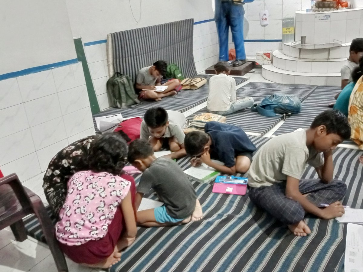 lokesh_pooja05's tweet image. बाबासाहेब डॉ. अम्बेडकर के नाम पर कार्यक्रम आयोजित करके हम लोगों को बाबासाहेब डॉ. अम्बेडकर का अनुयायी बना सकते हैं।
लेकिन किसी बच्चे को उसकी पढ़ाई में मदद करके, उसे पढ़ाकर, क्या पता कब हम उसे नया बाबासाहेब डॉ. अम्बेडकर बना दें।