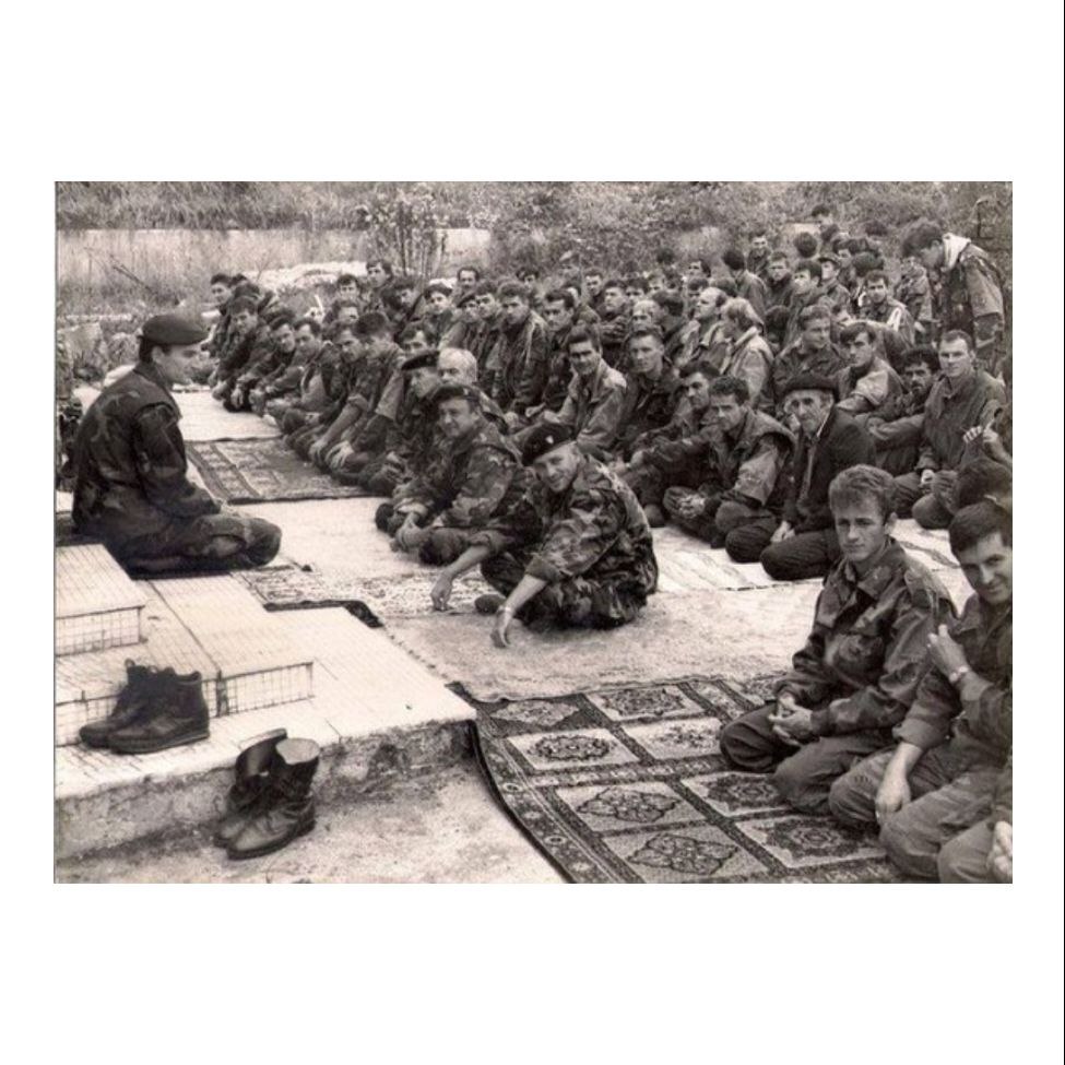 faizulhaque95's tweet photo. Bosnian soldiers attending the Friday prayer on the foundation of a destroyed Mosque, Bosnia, 1995.
#OnedayinshaAllah
#TheMuslimArchive https://t.co/RsKuPnl5Te