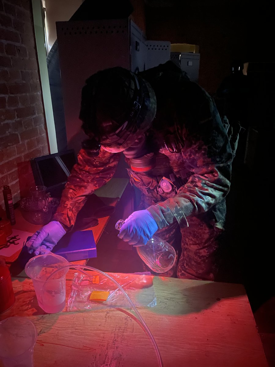 Bw_Einsatz's tweet photo. Die ABC-Abwehrkompanie der #BundeswehrimEinsatz bei der #eFP Battlegroup klärte bei einer Übung mit den litauischen Kameraden ein gegnerisches Chemiewaffenlabor auf. Die Soldatinnen und Soldaten trainierten dabei die Probenentnahme und die anschließende Analyse der Kampfstoffe. https://t.co/IHUDFf6GEQ
