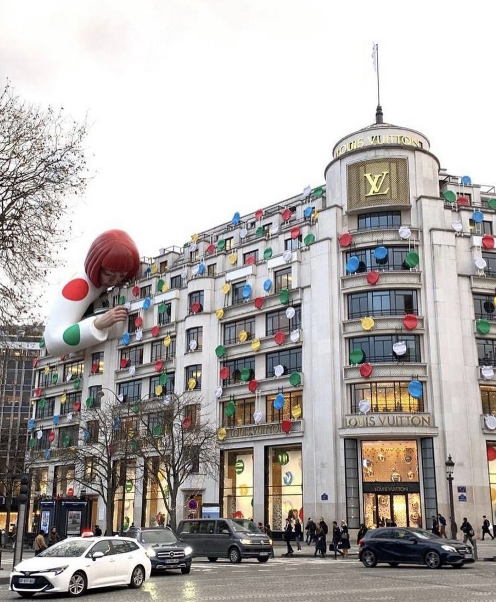 Yayoi Kusama installation at the Champs Elysées Louis Vuitton Store! (2023)