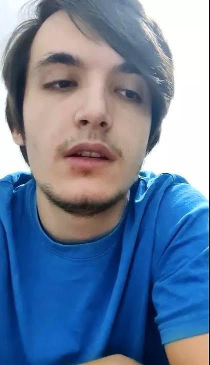 20 yaşındaki sıra arkadaşımız Enes Kara, kaldığı cemaat yurdundaki baskı nedeniyle hayatına son vereli 1 yıl oldu.

AKP iktidarı bizi geleceksizliğe mahkum ediyor. Gençliğin cemaat, tarikat yurtlarına itilmediği bir gelecek için mücadeleye devam edeceğiz.
#EnesKara