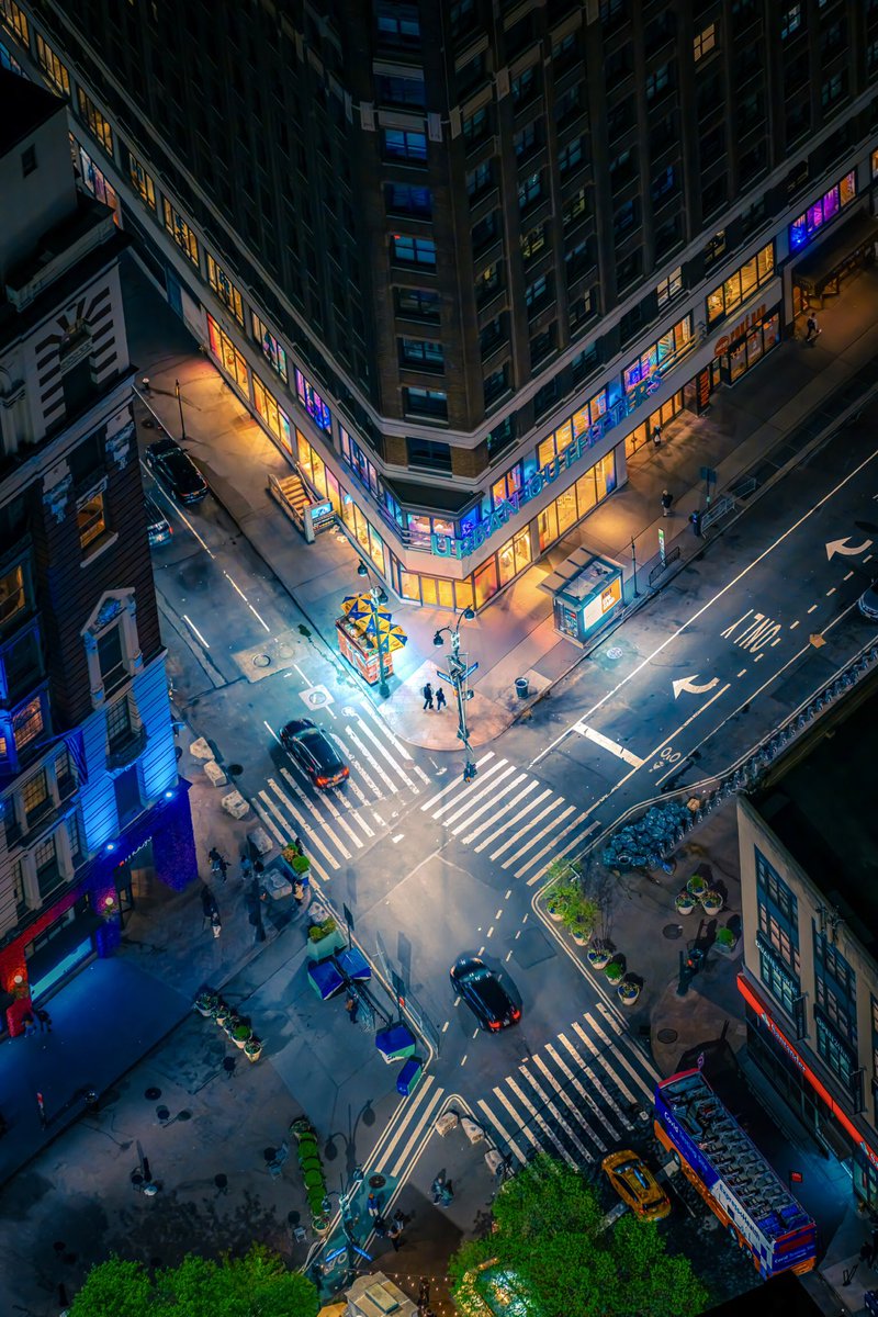 Empire State Building view from the top ! 

#streetphotographer #streetphotography #photography #nightphotography #nightlife #newyork #nyc #urbanexplorer #urbanart #rooftop #skyscraper #neon #lights