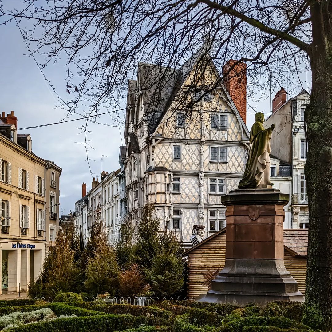 Reconnaissez-vous cette ville de la vallée de la Loire, et ce bâtiment ? 🥰
À vous de jouer !
📸 @comrs_angers (via Instagram)