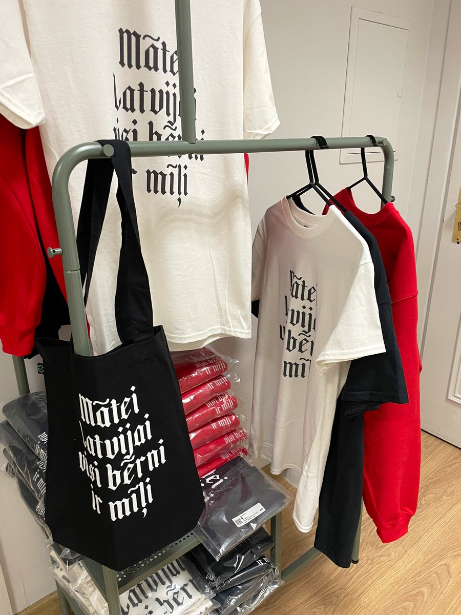 Ja ceturtdien atnāksi uz Mozaīkas sarunām, varēsi tuvumā apskatīt un aptaustīt jauno Diversity shop piedāvājumu! Parasti mums uz vietas nekā nav, bet šoreiz ir tāda iespēja. Izšūtie burti ir 👌🏼
Tiekamies <a href="/lgbthouseriga/">LGBTHouseRiga</a> (Stabu ielā 19) šo ceturtdien, 12.01. plkst 18:30.