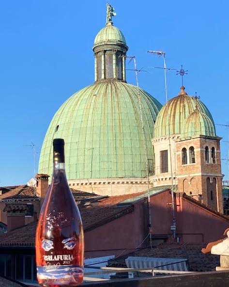 Meravigliosa combinazione, la #Puglia di un 'Calafuria' 2022 Magnum di @Tormaresca e #Venezia in una giornata di sole.