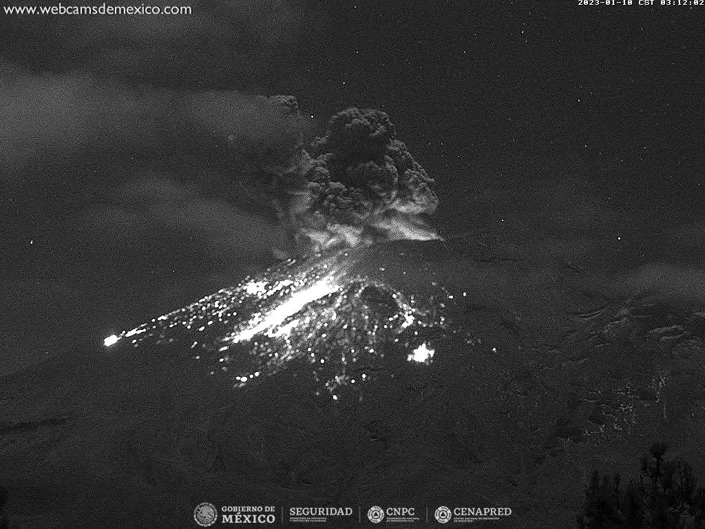 SkyAlertMx's tweet photo. Durante la madrugada, a las 3:11 h, se registró leve explosión del #Popocatépetl con emisión de fragmentos incandescentes sobre la ladera y dispersión de ceniza hacia Puebla.

🚦amarillo fase 2.
🚷radio de seguridad de 12 km. https://t.co/m8jXyu03Qk