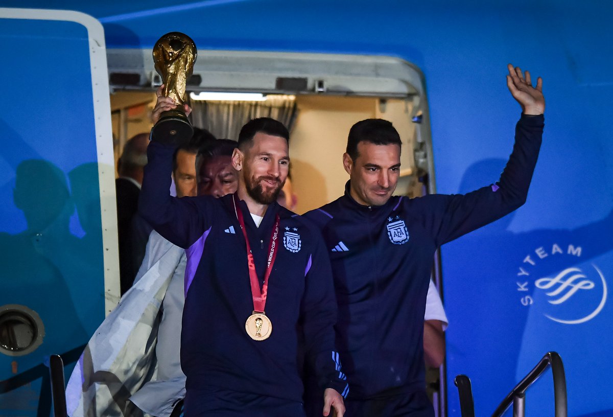 VSportsTM's tweet photo. "No hacía falta que Messi ganara un Mundial para ser el más grande. Pasa que siempre se pide más. Ahora lo consiguió y no sé qué más le van a pedir...".

✍️ Lionel Scaloni, en @RadioCalvia. https://t.co/MdYR7ZjFKa