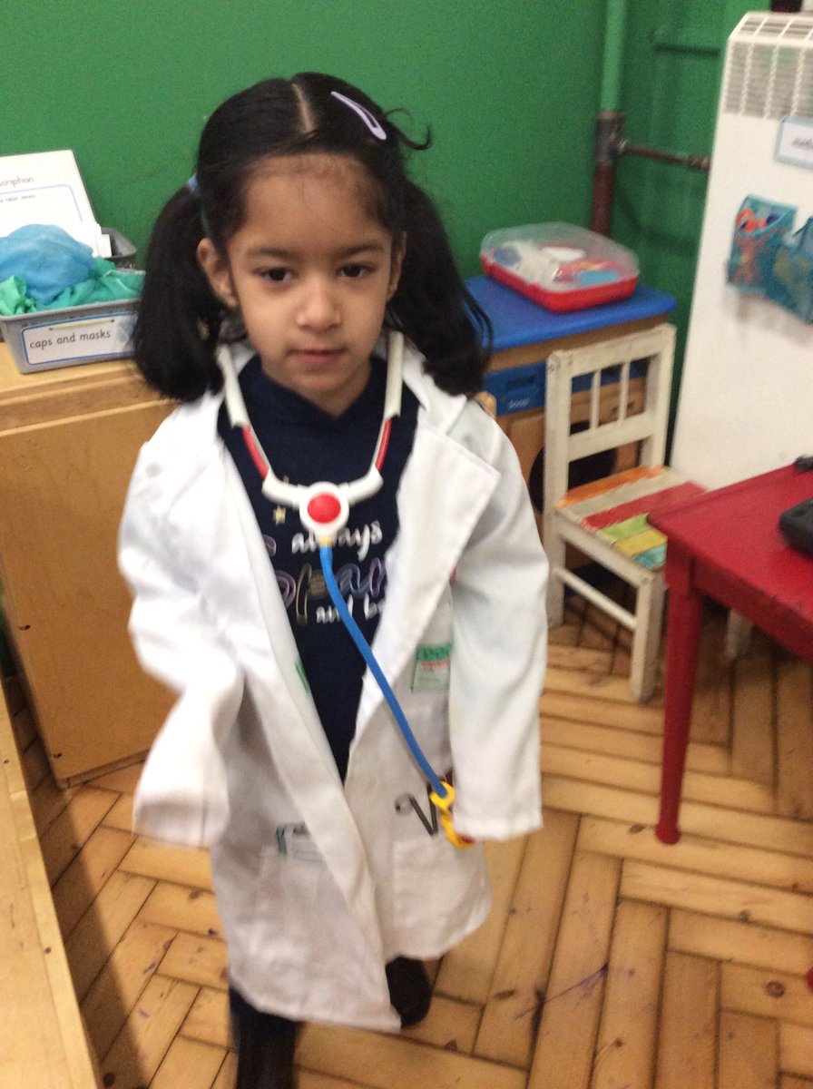 We are learning about ‘People who help us’ look at these postal workers and doctors! Wow 💛🥳 🥼  📨📇📮