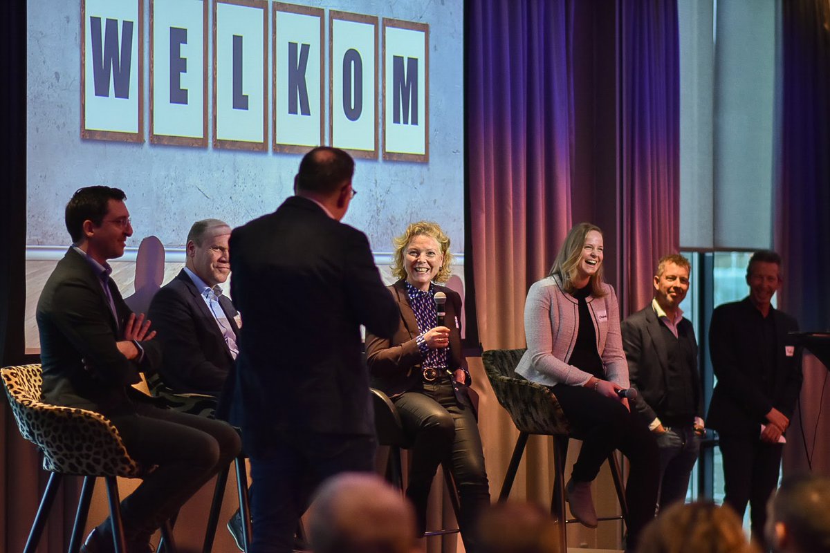 CROPonline's tweet photo. Gisteren kwamen we met alle - bíjna - 300 CROP'ers samen voor onze nieuwjaarsbijeenkomst in Utrecht, waar sinds vorige week onze nieuwe vestiging is geopend. Fijn dat dat na 3 jaar weer fysiek kon! 

#werkenbijcrop #demensenmakencrop https://t.co/EEidzzN7Y1
