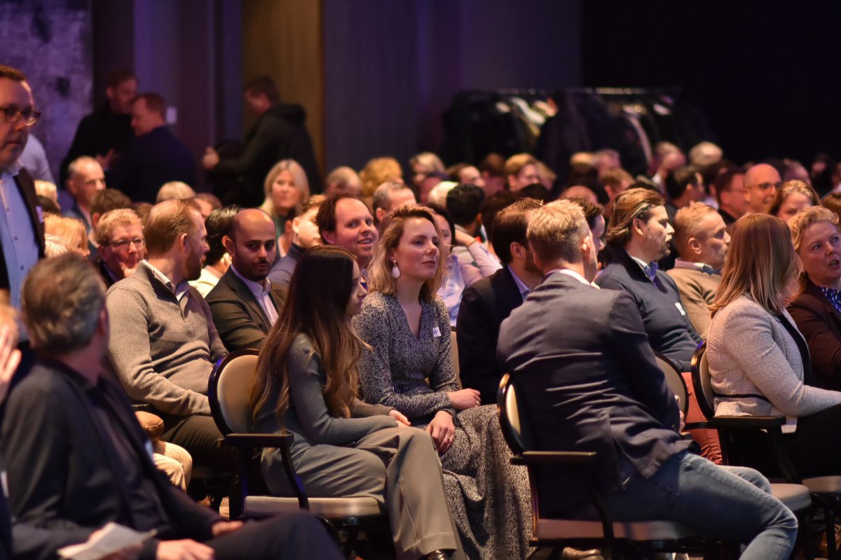 CROPonline's tweet photo. Gisteren kwamen we met alle - bíjna - 300 CROP'ers samen voor onze nieuwjaarsbijeenkomst in Utrecht, waar sinds vorige week onze nieuwe vestiging is geopend. Fijn dat dat na 3 jaar weer fysiek kon! 

#werkenbijcrop #demensenmakencrop https://t.co/EEidzzN7Y1