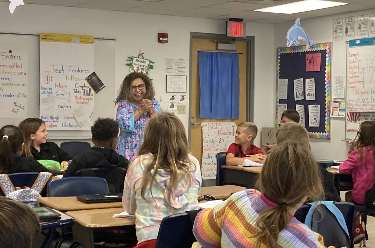 Mrs. Cox’s ⁦@TCEpirates⁩ 3rd Grade class is writing poetry about things they love.❤️ Students are excited!