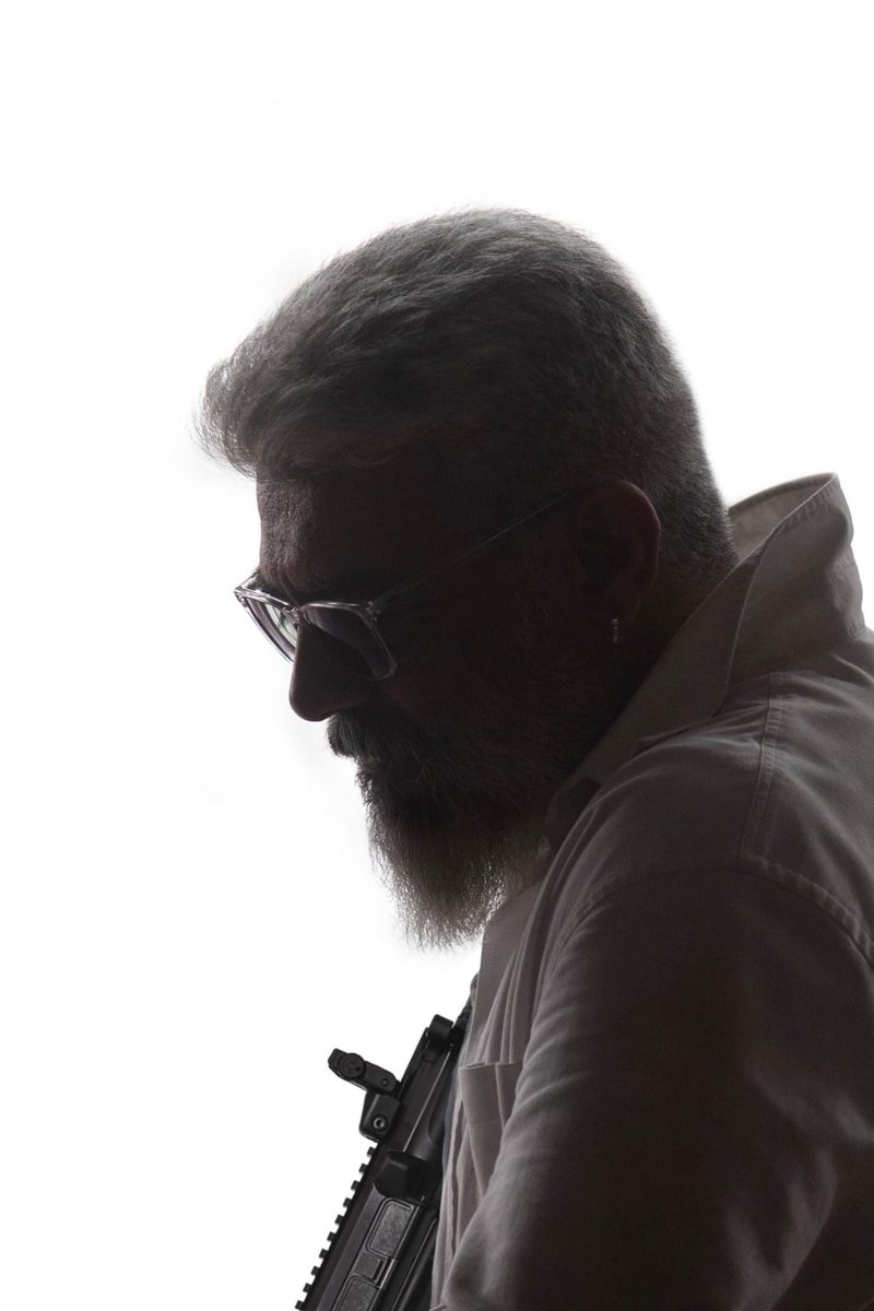 MaheshFanTrends's tweet image. #ThalaAjith is coming with #Thunivu and it is now geared up to give you all spine chilling experience from tomorrow 

Best wishes to #Thunivu entire team! From SuperStar @urstrulymahesh fans ❣️

#THUNIVUAatamArrambam