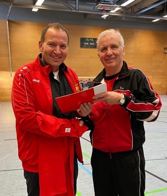 Werner Osten (links), Cheforganisator der Hallenfußball-Neujahrsturniere und Ehrenmitglied des SV Lok, wurde von Reinhard Weber mit der TFV-Ehrennadel in Bronze ausgezeichnet.
 
Herzlichen Glückwunsch!
#altenburg #altenburgerland #meuselwitz #gera #zwickau #schmölln #riesa #greiz
