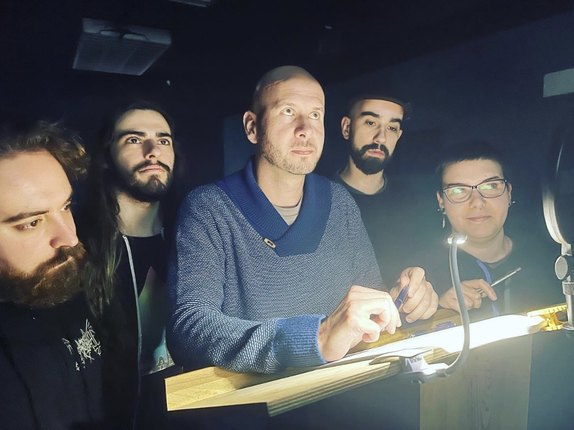 voicesdoblaje's tweet photo. 🎙🎙🎙🎙🎙
BACKSTREET’S BACK, ALRIGHT!

Primera sesión del 2023 más que superada.

Hemos vuelto. Esta tarde, más.

¡A por los takes! 

🗓PLAZAS AGOTADAS PARA TODO. Sólo me queda UNA en el Taller de Doblaje de Videojuegos que comienza el jueves 19 de enero. https://t.co/RQWeNyyeja