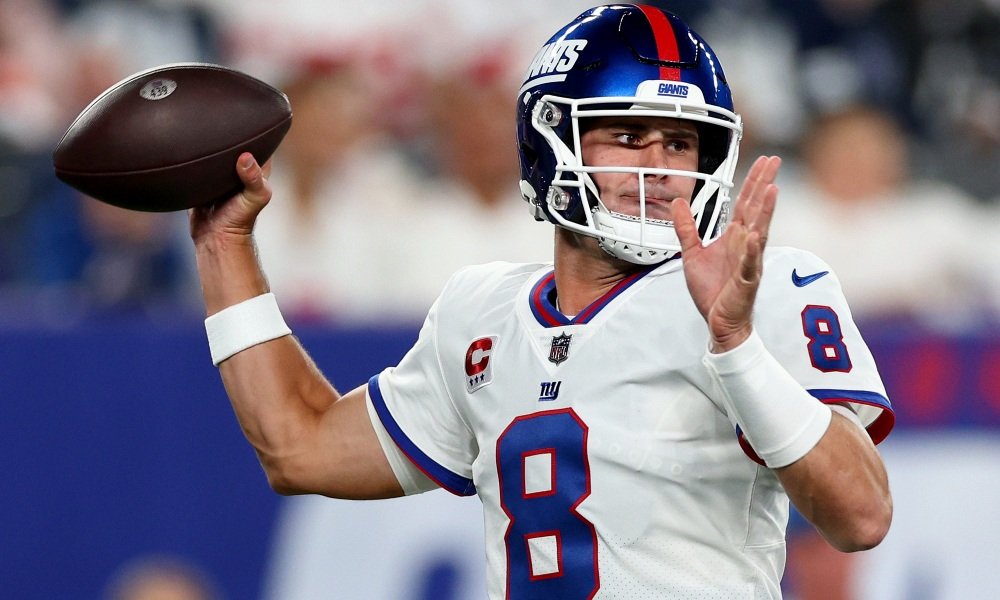 ThisIsNotZain's tweet photo. Daniel Jones '21:

QBR: 22nd
EPA: 24th
On Target%: 18th
Bad Throw%: 21st 

Daniel Jones '22:

QBR: 7th
EPA: 6th
On Target%: 1st (81%)
Bad Throw%: 4th Best (12.2%)

Wild improvements with a complete offensive overhaul. #BeltGuy #TogetherBlue https://t.co/DCXrburnOE