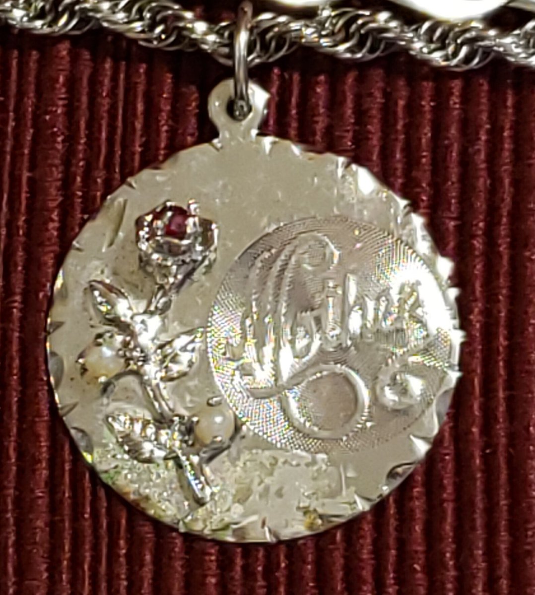 DieMaus10's tweet photo. Unsigned Sterling Mother And Birthday Charm Bracelet Featuring Hearts Surrounded By Interlocking Horseshoe Shape With Rope Chain
#Surrounded #Birthday #Bracelet #Hearts #RopeChain #InterlockingHorseshoeShape #charm #AtticEsoterica #etsy
👉https://t.co/ZJec6HkdKA https://t.co/syhxnol7Ww