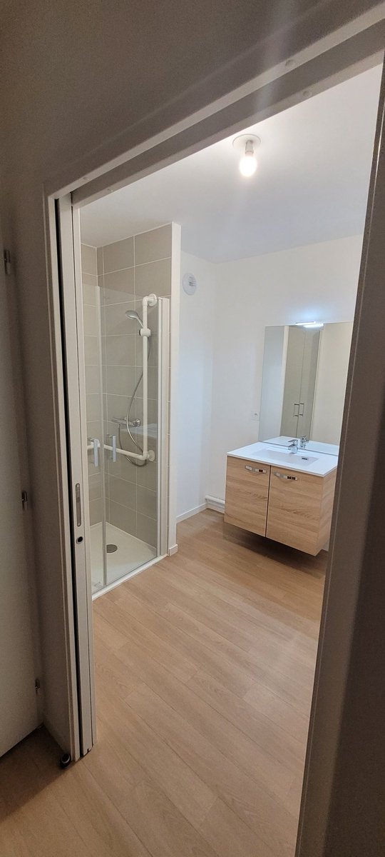 Bruno_CharlesJB's tweet photo. Mise en service de la résidence senior @NEOTOA_fr de #chartres_de_bretagne - en coeur de ville - de  23 appartements et salle de convivialité pour les animations construites par et avec les habitants. La remise des clés a été l'occasion de lancer le projet de vie avec tous. https://t.co/mer7LWg0oG
