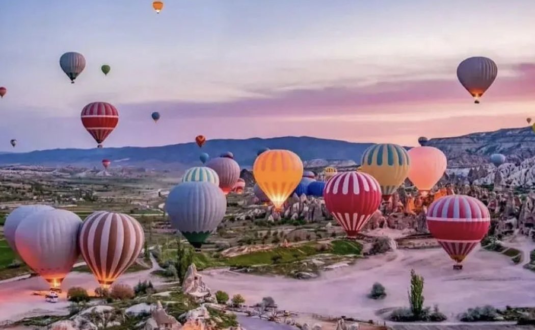 Life__Mastery's tweet photo. 15 Places you must visit before you die:

1. Cappadocia, Turkey https://t.co/FjGeAFuybm