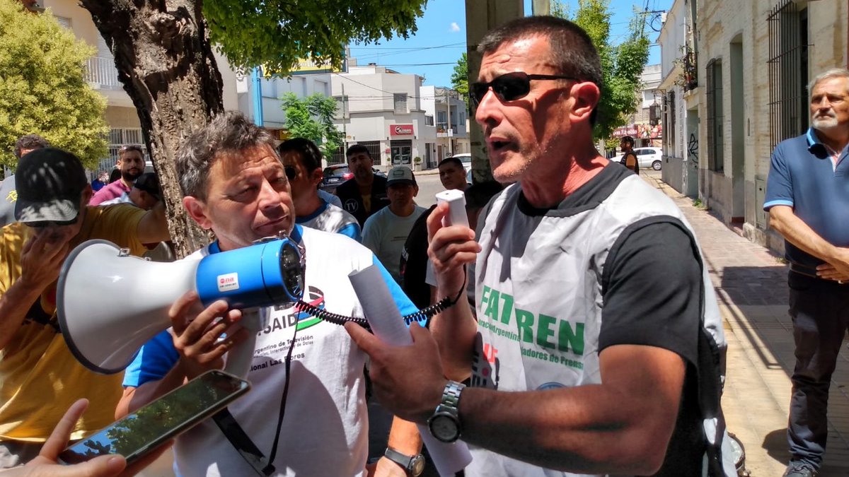 APOperiodistas's tweet photo. 👐Hubo momentos de emoción y desahogo ante este punto de quiebre en la lucha que ya lleva varios años. 

🛑Destacamos que a pesar de que la audiencia fracasó y una vez más la empresa no se presentó, fue posible contactar al ministro de Trabajo provincial, @waltercorreaok  , ⬇️ https://t.co/UMKb8vNiRr