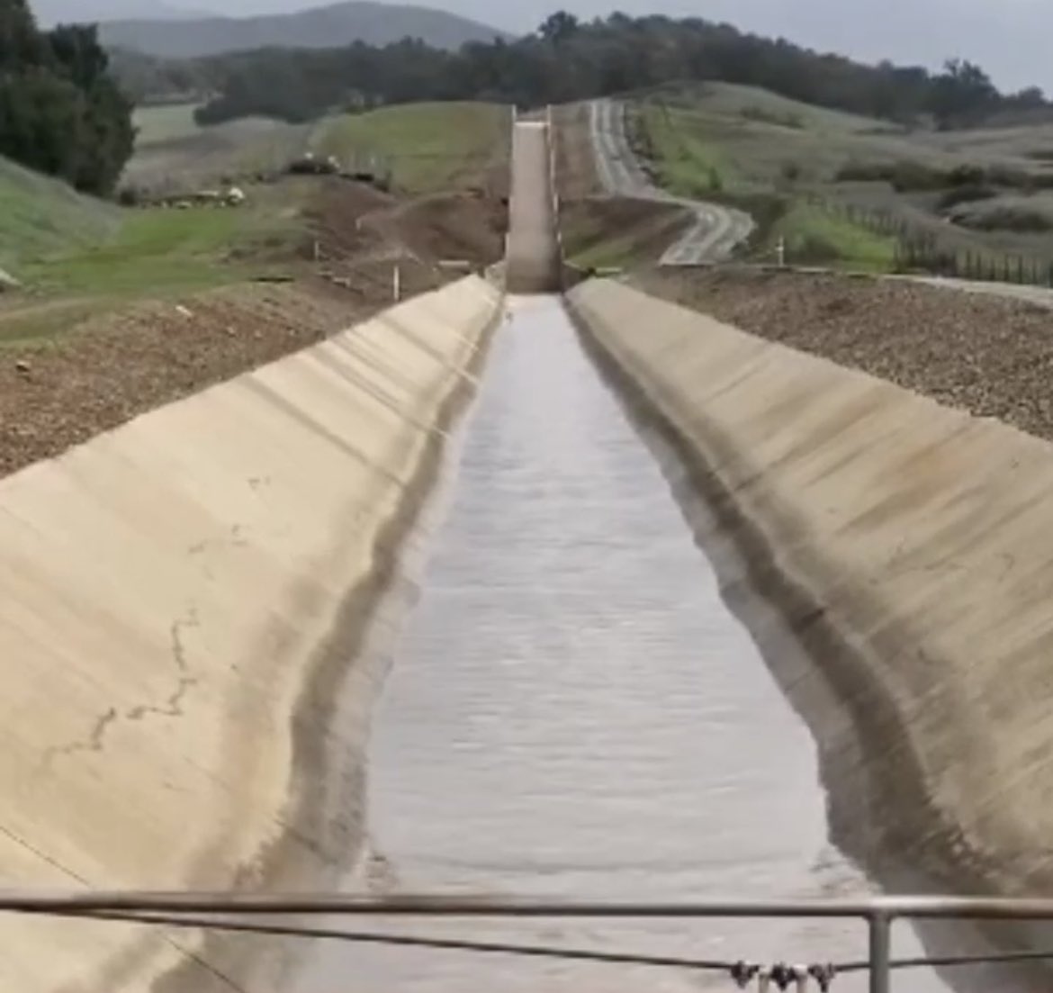 abros805's tweet photo. Why is Lake Casitas not filling up???Water at Matilija Dam vs Water at Los Robles Diversion.  
@vcstar @VCPublicWorks @venturawaterCA @CasitasMWD https://t.co/QBpbjWJQZC