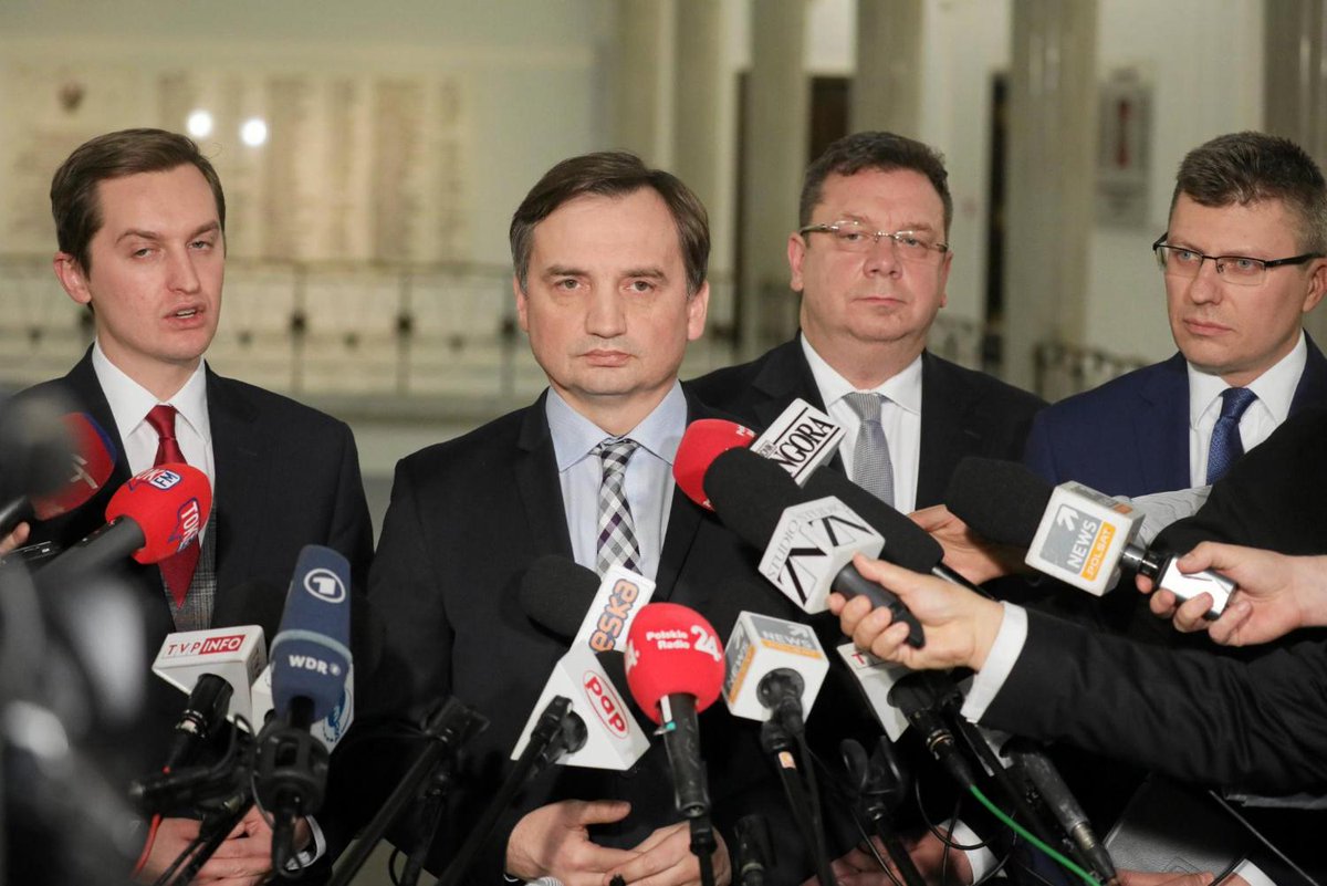 oko_press's tweet photo. 100 mld euro za 24 mld z KPO? Matematyczne wygibasy ziobrystów, by obrzydzić UE @jszymczakk #KPO #Ziobro #Kaleta #Wójcik #100mld #antyUnia #okopress https://t.co/BuWWV8CphS https://t.co/cdJmM68sQB
