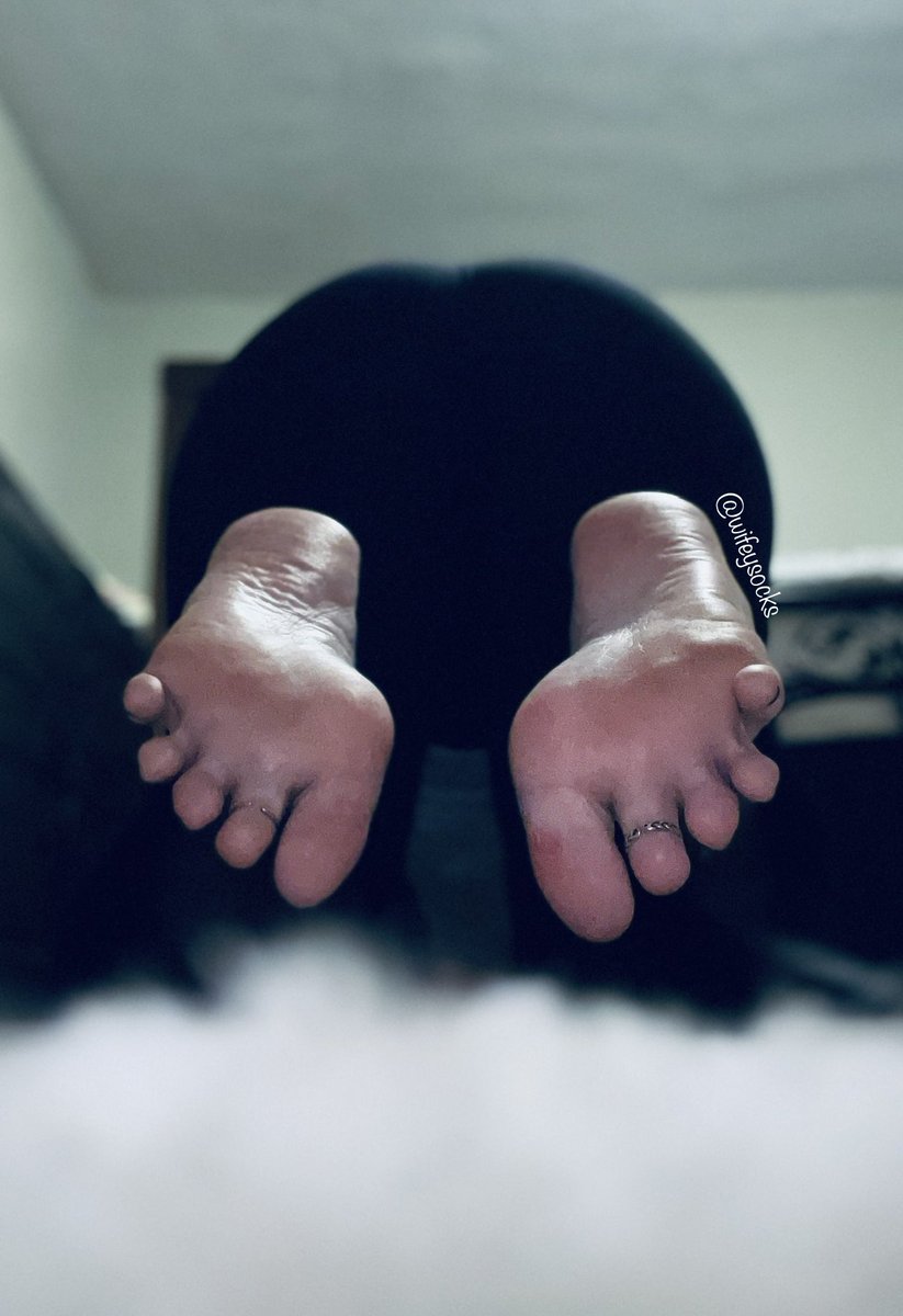WifeySocks's tweet photo. @FootmanRod Enjoy my toesies 💙🦶🏻 https://t.co/SrJKUCrK6r