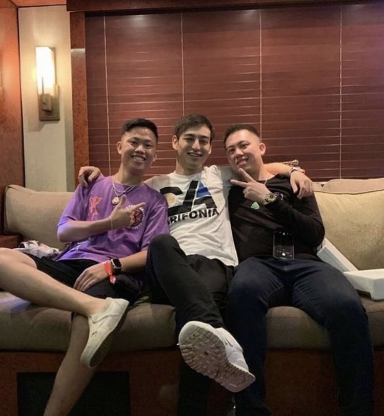 jojiskusunoki's tweet photo. OKAAAYYYY WE'RE SITTING!!!!!! https://t.co/W0nJi9HSJJ