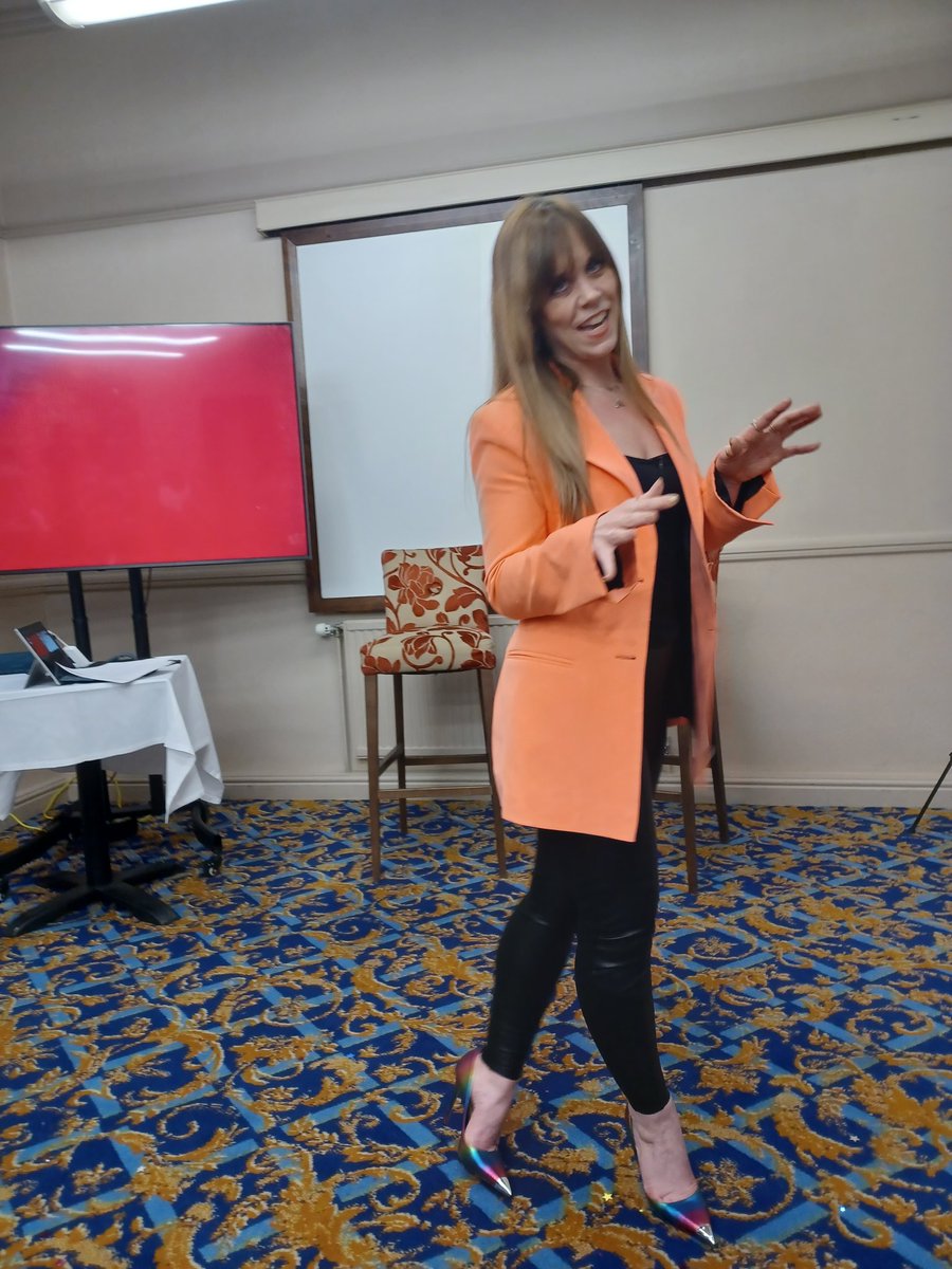 USuperConnector's tweet photo. @JoSnugs talks about #AlwaysWearYourBestUndies as #JustOneThing at the @PSASouthEast and... RIDING ON! SUCH AN AMAZING ENERGY IN THE ROOM!!! #PSA @psauk #publicspeaking https://t.co/UfzIlyyDDV