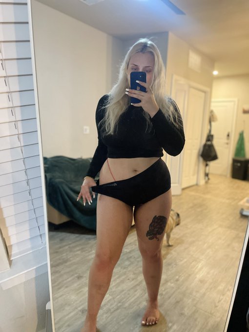I realized I need to post my ass &amp; thighs more, truly my apologies https://t.co/xQU4DuyIMh