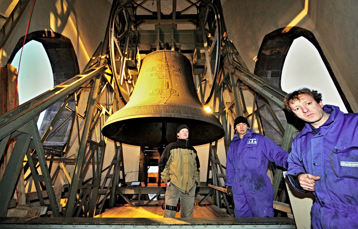 apex_archive's tweet photo. 9.März 2011:
Die Firma Grassmayr montiert den neuen (immer noch >600kg schweren) Klöppel in der #Pummerin (21t schwer), im Nordturm des Wiener #Stephansdom ´s.
Folgendes Probeläuten samt Belastungstest+Messwertanalyse.
#wienliebe #Wien #Wahrzeichen #Glocke #bell #Kirchenglocke https://t.co/AcUApmUo9t