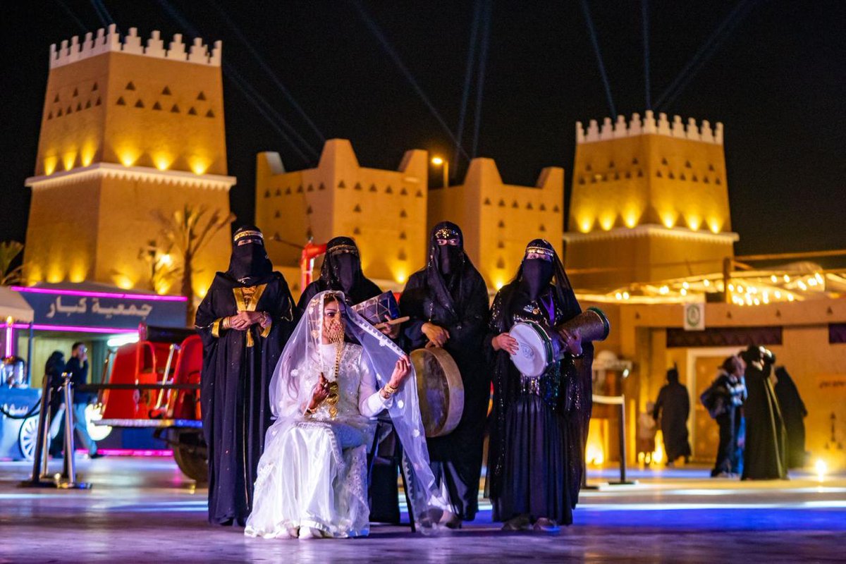 نعيش أجواء عرس الأولين مع الزوّار الكاشخين بلبس العروس وزينتهم الجميلة بالحناء والجدايل في #قرية_زمان ❤️😍✨
احجزوا الآن 🎟️
riyadhseason.sa/zones/qariat-z…
#موسم_الرياض