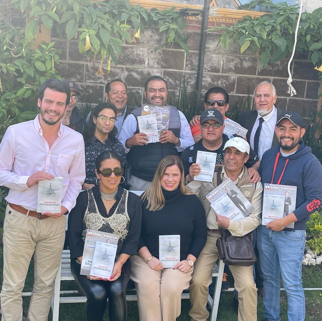 leandrofagundez's tweet photo. Importante conferencia de prensa en Puebla, México 🇲🇽 , con el objetivo de presentar el último libro de @ACEIPOL, la próxima edición de @CumbreCP, y conversar sobre la importancia de la profesionalización de la comunicación y consultoría política. 

Avanzamos. 🤝
@martha_her_a https://t.co/ZtV4ViYLpi