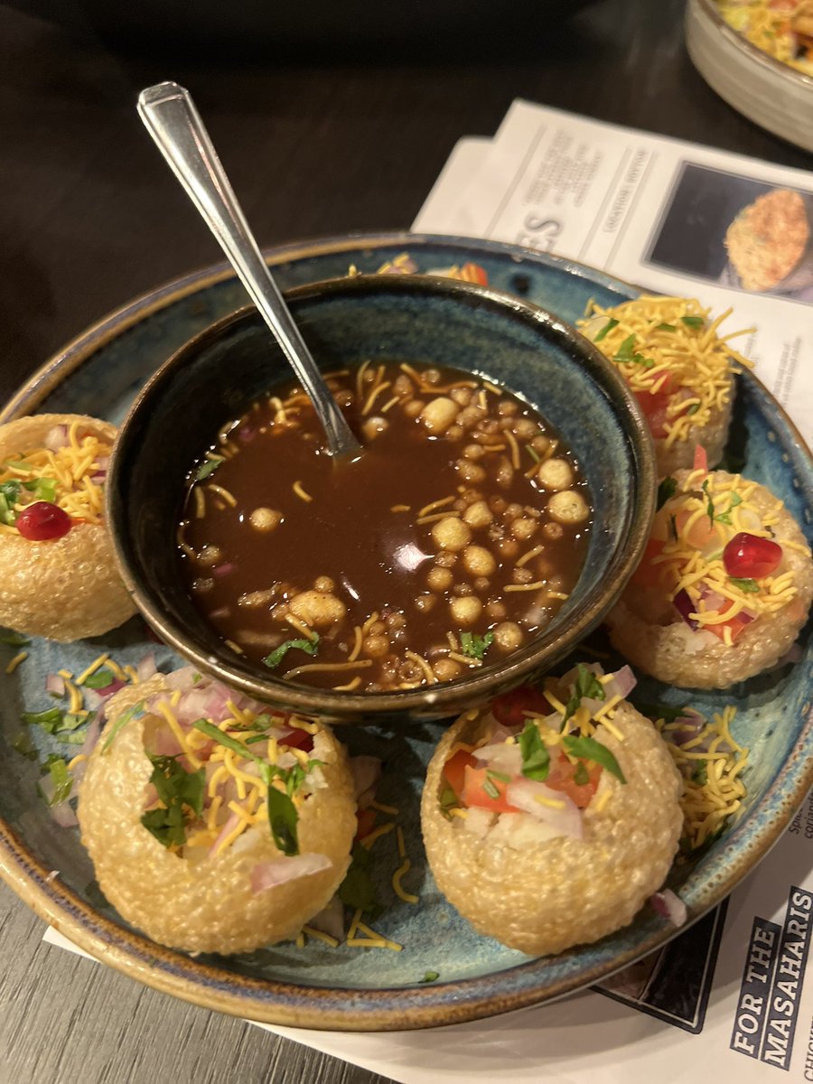 k4shf's tweet photo. Totally forgot to add the amazing food we had at #khaugalli 👍highly recommend meetings always seem to work better with great food😉#oldhamhour #discoveroldham @OldhamCouncil @muzahidukhan @BizGrowthHub @jkennedysmith @heatherwaters15 👏👏👏👏#streetfood https://t.co/XdPtJ1lOld