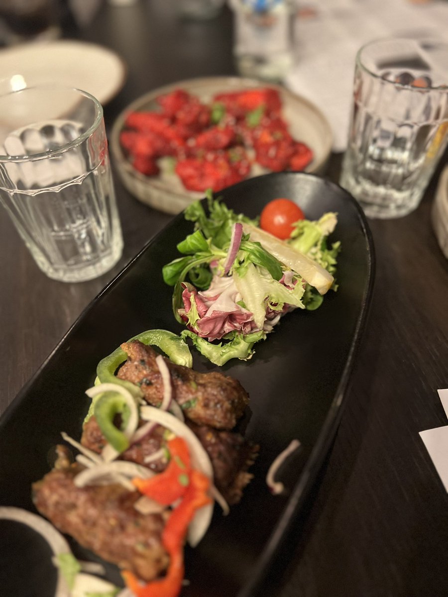 k4shf's tweet photo. Totally forgot to add the amazing food we had at #khaugalli 👍highly recommend meetings always seem to work better with great food😉#oldhamhour #discoveroldham @OldhamCouncil @muzahidukhan @BizGrowthHub @jkennedysmith @heatherwaters15 👏👏👏👏#streetfood https://t.co/XdPtJ1lOld