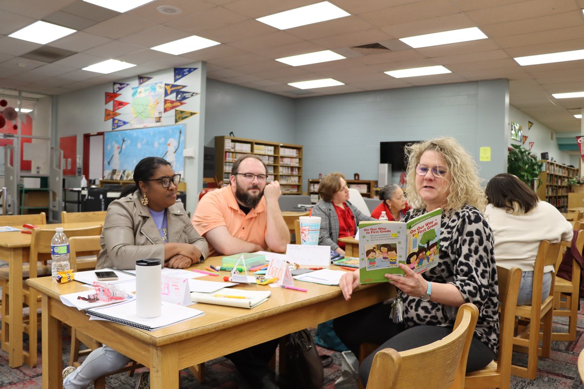 ECISD_Bil_ESL's tweet photo. Natalia continues to guide us in implementing effective, brilliant, engaging, and rigorous strategies for STAAR EOC I/EOC II. #EmergentBilinguals #BiggerBolderBetter #ESL #EffectiveTools #Grateful @NataliaESL @Seidlitz_Ed 🌎✏️📒❣️ https://t.co/SAqybEXfRW