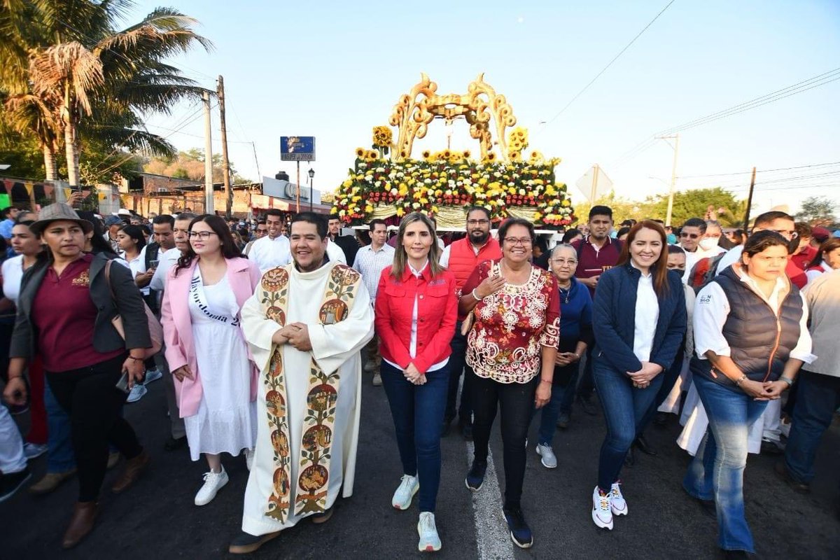 ColimaMunicipio's tweet image. ¡#ViveColima con nuestras costumbre y tradiciones🎊!

La presidenta Margarita Moreno asistió a la tradicional entrada del Señor de la Expiración en #LoDeVilla, una de las festividades más importantes y añejas para nuestro muncipio.
