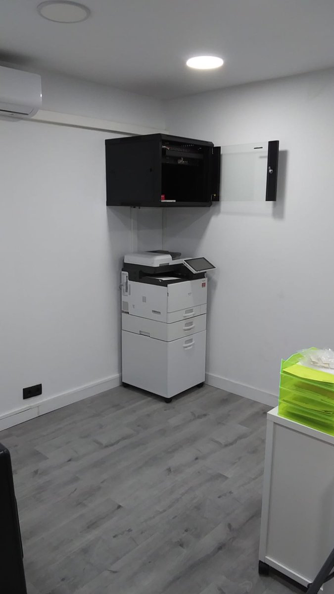 binsoft_ca's tweet photo. Despres de 30 anys de donar serveis informàtics de #Manteniment a les empreses ens segueix sorprenent trobar-ne que la seva infraestructura de xarxa (switchos, routers, firewalls) estan sobre una caixa al terra. https://t.co/JWGpPz7RLy un #Rack19 i ordena la teva infraestructura. https://t.co/OWAfsu1C2z
