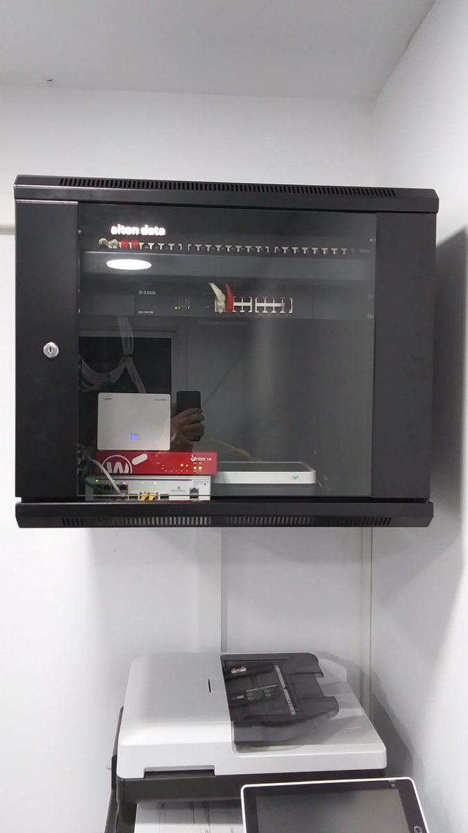 binsoft_ca's tweet photo. Despres de 30 anys de donar serveis informàtics de #Manteniment a les empreses ens segueix sorprenent trobar-ne que la seva infraestructura de xarxa (switchos, routers, firewalls) estan sobre una caixa al terra. https://t.co/JWGpPz7RLy un #Rack19 i ordena la teva infraestructura. https://t.co/OWAfsu1C2z