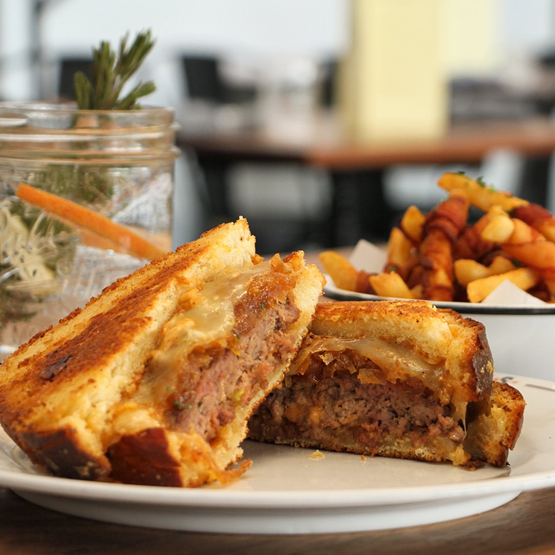 ¿Se te antoja? Este es un sándwich #PattyMelt y lo puedes acompañar con unas papas envueltas en tocino y un gin. Encuéntralo en #ButcherAndSons 🥪

#mrc #sandwich #papas #tocino #papasenvueltas #foodstagram #foodie #surcdmx #coyoacán #mercadogastronómico #mercadogourmet #cdmx