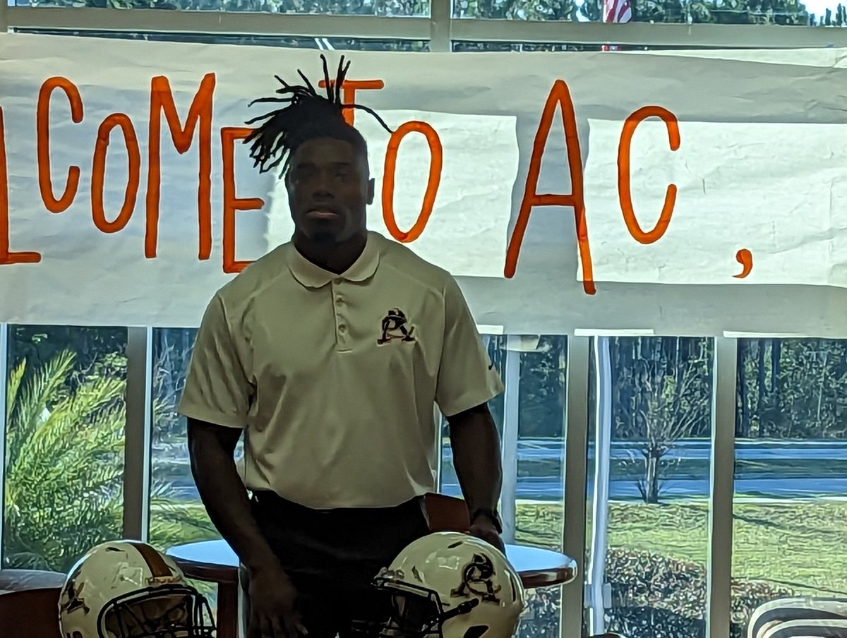 CFreemanJAX's tweet photo. A Stingray comes home.
Former @ACHSSTINGRAYS star Step Durham is the newest head football coach at Atlantic Coast. Moves across from @WolfsonAthletic. https://t.co/MEJuLdfyAG