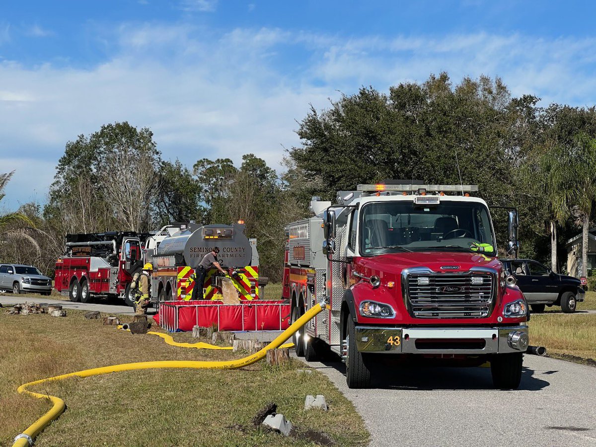 FloridaScanner's tweet photo. #SEMINOLECOUNTY #ORANGECOUNTY
#OVIEDOCOUNTY
SCFD on scene of a working residential structure fire in Chuluota. Oviedo Fire and Orange County Fire also on scene. Assessing 1 patient.
#FloridaScanner #FS https://t.co/4QsQtjHs3L