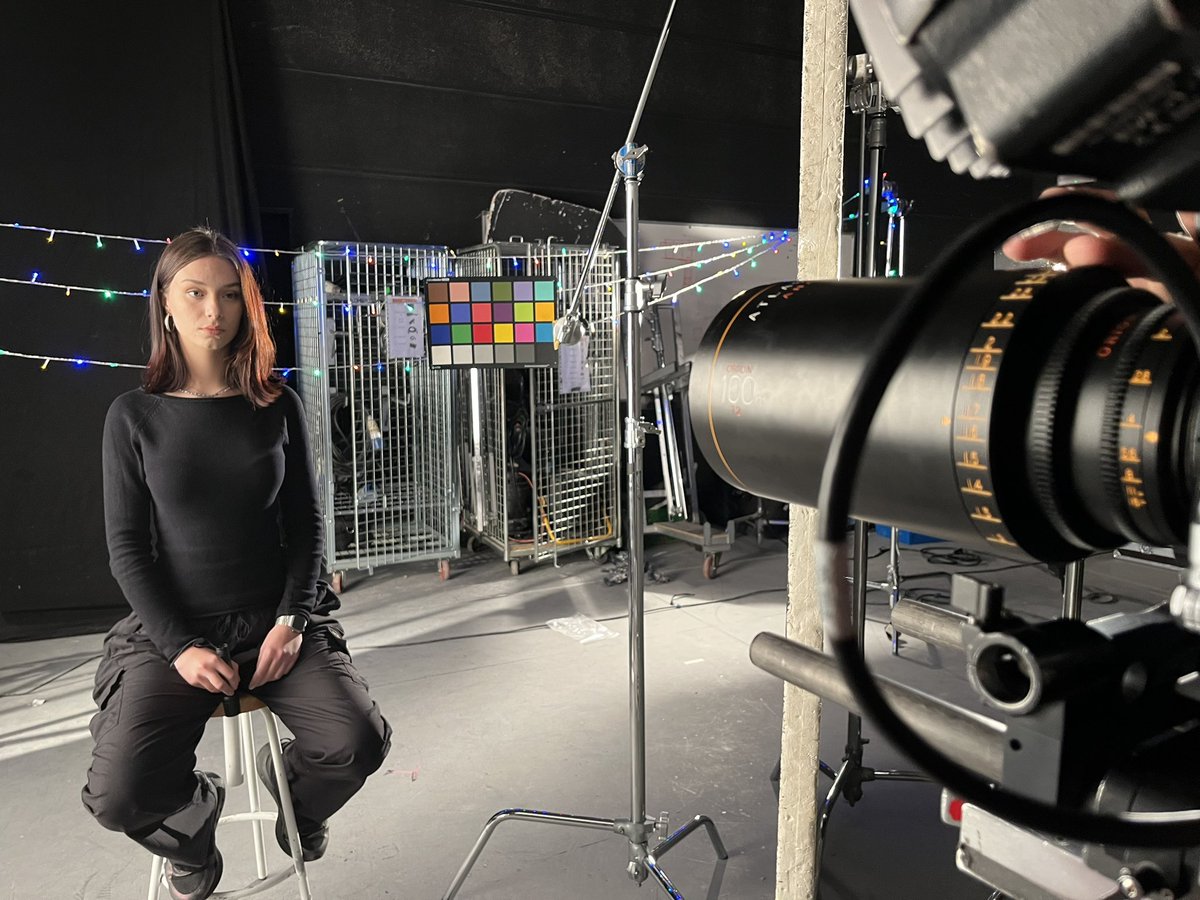 iaguilardop's tweet photo. Gran sesión de test de ópticas en @escac con los extraordinarios alumn@s del Master Superior. Mañana vamos a proyección! #directordefotografia #cinematography #cinematographer #escac #alexasxt #anamorphiclenses #atlasorionanamorphic #rehousedlenses #superbaltar #canonk35 #kowa https://t.co/BwTcODT4ab