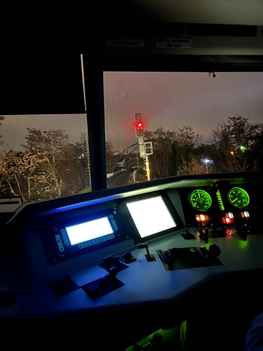 kevnxk's tweet image. 2 Wochen Urlaub rum, es geht mal wieder mit ner Lz 101 in meinen Lieblinsbahnhof #FNIS um nen Schadwagenzug zu holen👀 wie gut das der Azubi für mich arbeitet😂🫡