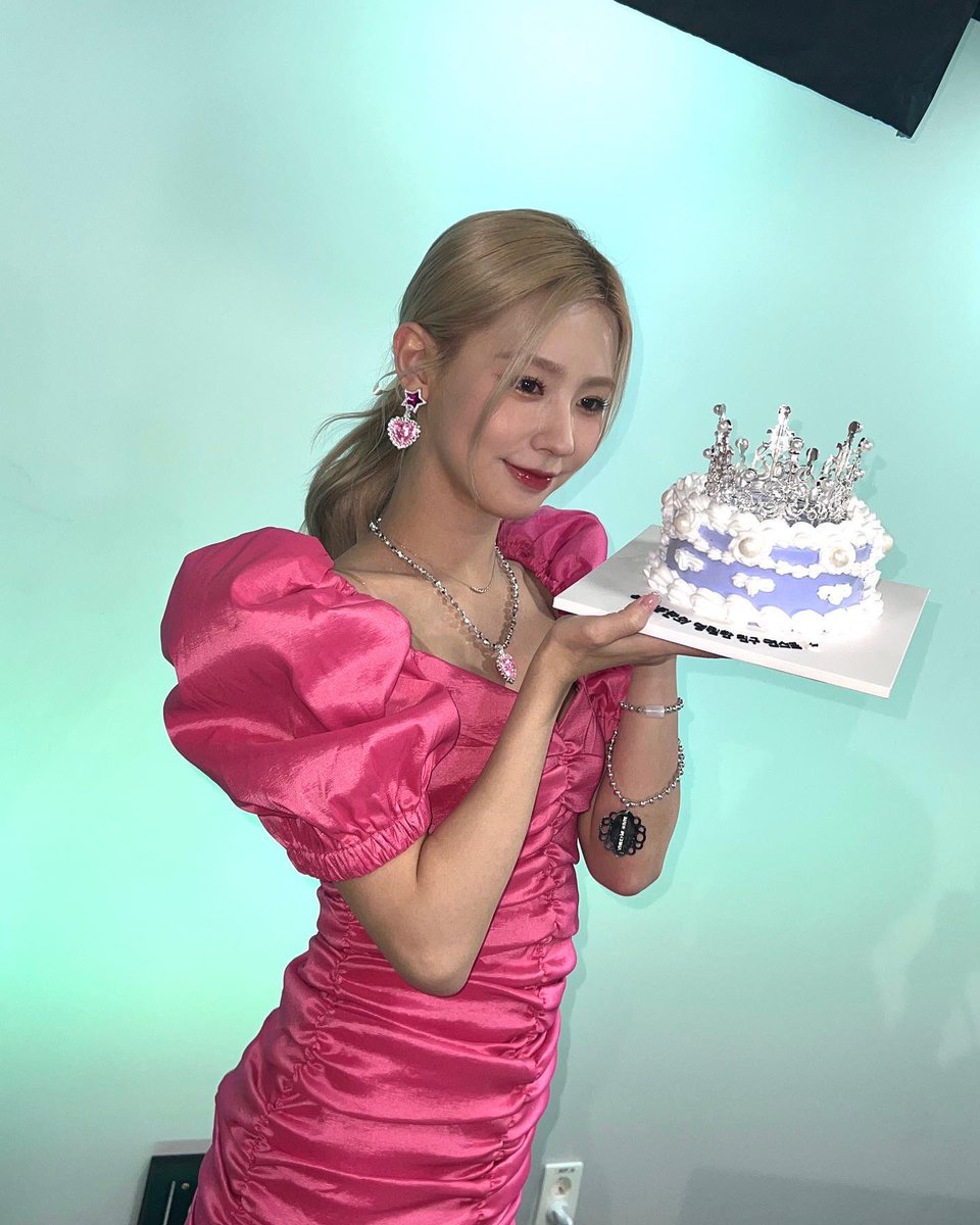 miyeonstagram's tweet photo. would i have known without gukmuls that exchanging love and happiness is such a joyful thing?☺️thank you for giving me a feeling i can’t feel anywhere else. i will become a better singer and i’ll give it back the rest of my life💗see you soon gossip idle☺️💕
- forever myeonst 🤍- https://t.co/8irwJEbZQk