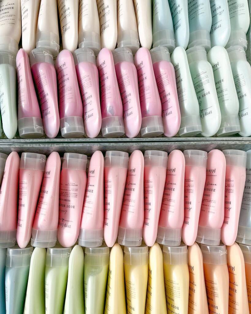 Our boutique friends are keeping us busy packing wholesale orders today! Somebody is getting a HUGE restock of meringues for their dry winter skin! 
.
.
.
.
.

#sugarscrub #bodycare #bodycareproducts #skincare #skincareroutine #skincareproducts # skincareaddict #skincarelove…