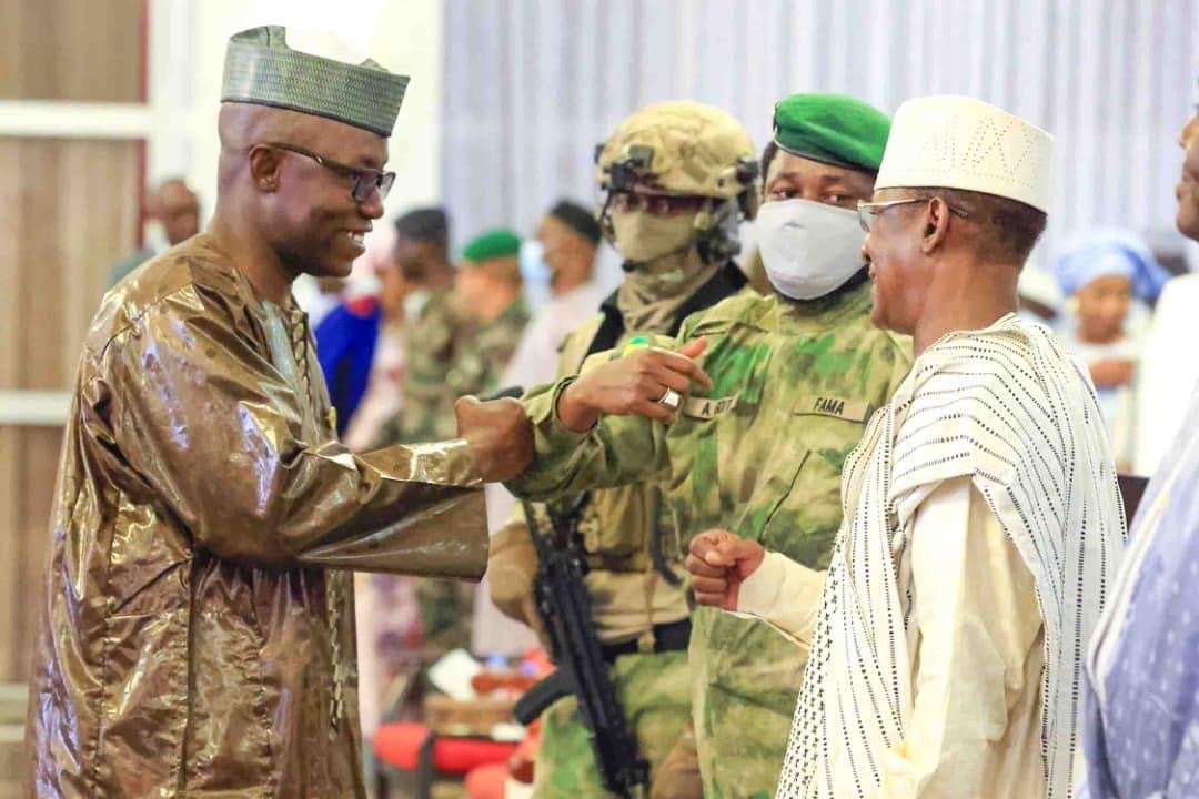 Aesalerte's tweet image. Regardez la complicité entre ces hommes mon Col #Amissi, le PM @ChoguelKMaiga et mon Col #Malick Diaw.

C´est le Mali qui gagne.