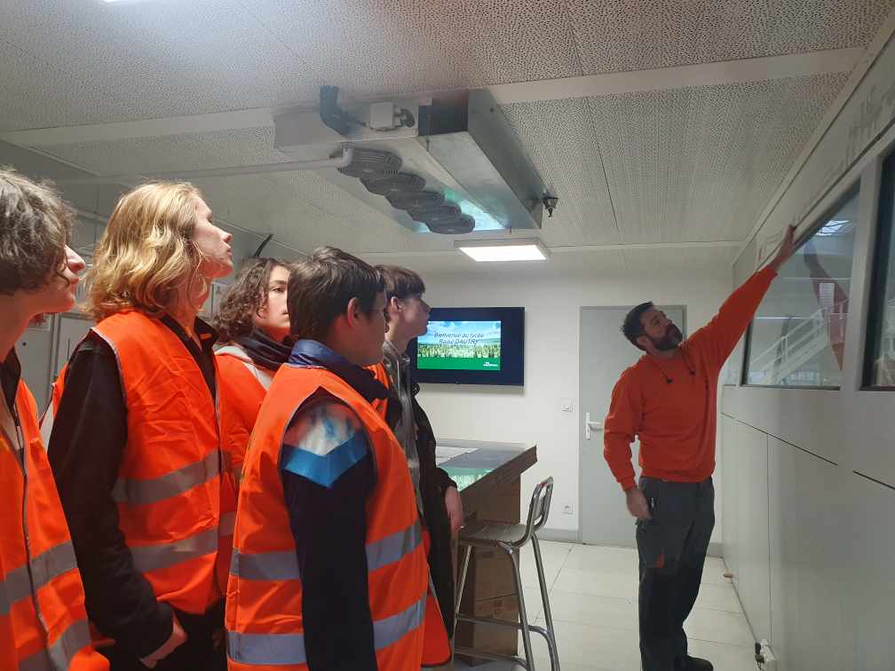 JMonnetCollege's tweet photo. Merci à l'entreprise Saica Pack, d'avoir accueilli nos élèves de 3e. Connaître les métiers existants sur son territoire, pouvoir échanger avec les professionnels, un bel exemple du travail sur l'orientation en territoire rural !!
#parcoursavenir
@Dsden87 @aclimoges https://t.co/kmSsV6RBtc